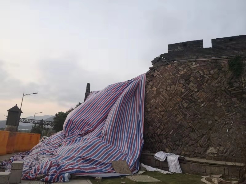 8月12日下午，朝天门垮塌的城墙部分被罩上了彩色的防雨布。 新京报记者 李桂 摄