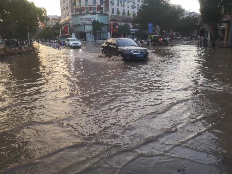 8月11日傍晚，临海城区内仍有积水。 新京报记者 李桂 摄