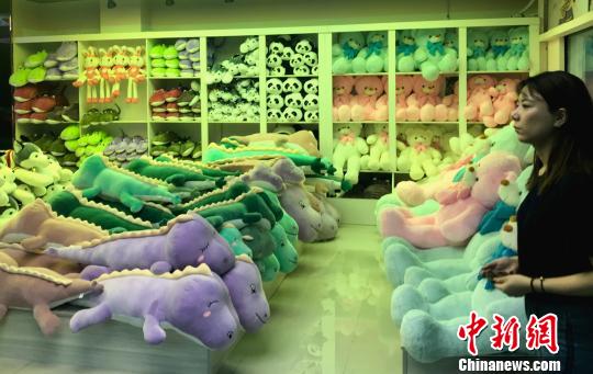 图为扬州毛绒玩具企业正在不断创新创意,寻找产业升级的突破路径。 崔佳明 摄