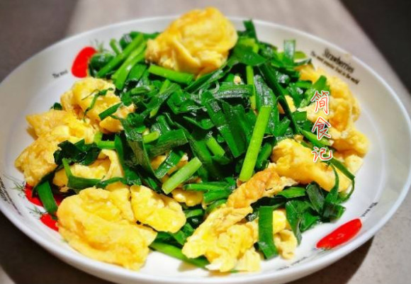 做韭菜炒鸡蛋时,万不可直接炒蛋,多加1步,鸡蛋更嫩,韭菜更绿