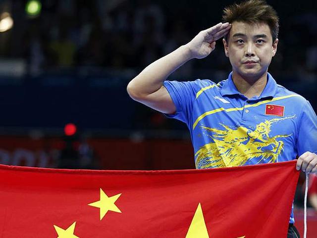 世界冠军王皓乒乓球战险胜卡瓦尼图片
