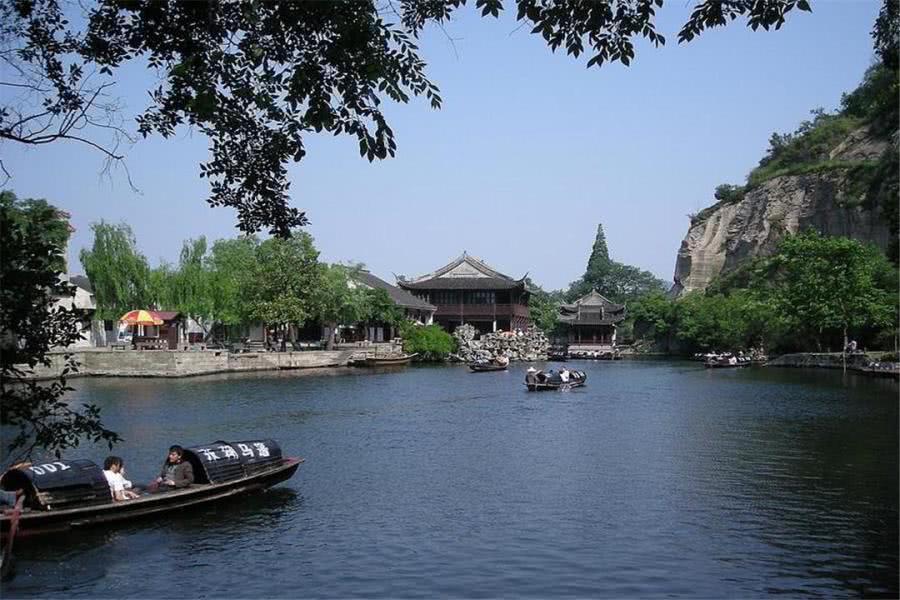 浙江绍兴东湖风景区,青山在与清澈湖水相伴,景色很美