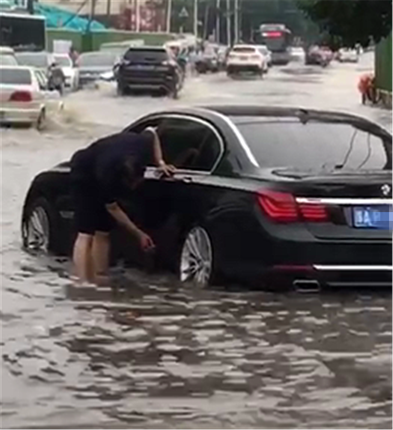 133万宝马7系过积水区域,车子熄火,车主接下来的行为太惹眼