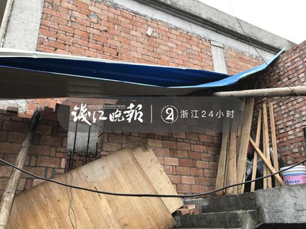董伟利家的铁皮屋顶,被风雨吹得残破。