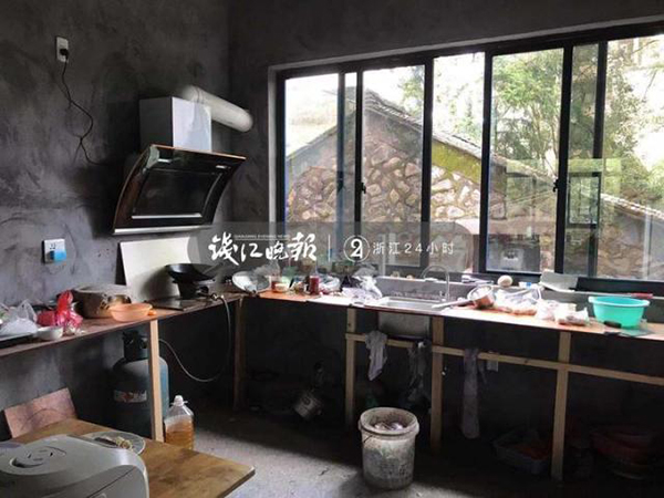 入住不到一个月的新房子,连灶台都是木板钉的。