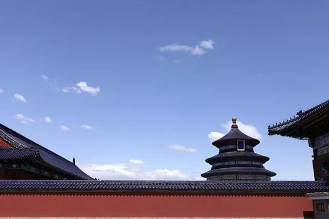 ▲8月16日12时,天坛公园,蓝天白云映衬下的祈年殿。图片来源:新京报