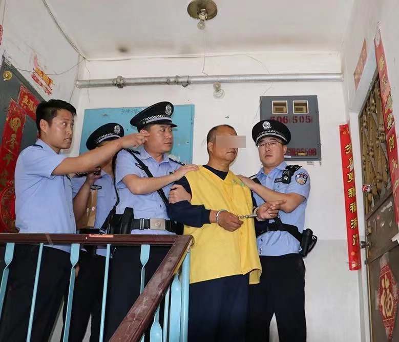 李海成指认作案现场。图片来源:东胜区公安分局