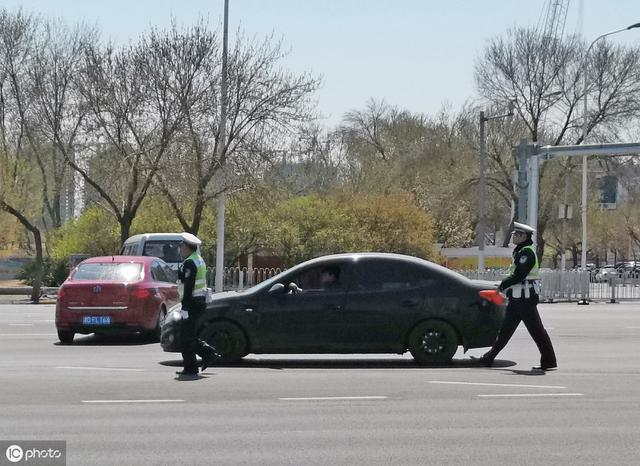 为啥交警查车时会先摸一下车尾？老司机：新手都不知道，别大意！