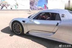 蛙王超跑保时捷918出门了，这么帅气的车没有人不爱吧？