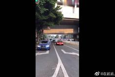 兰博基尼超跑一上路，王者气场就展漏无疑，周围的车纷纷避让