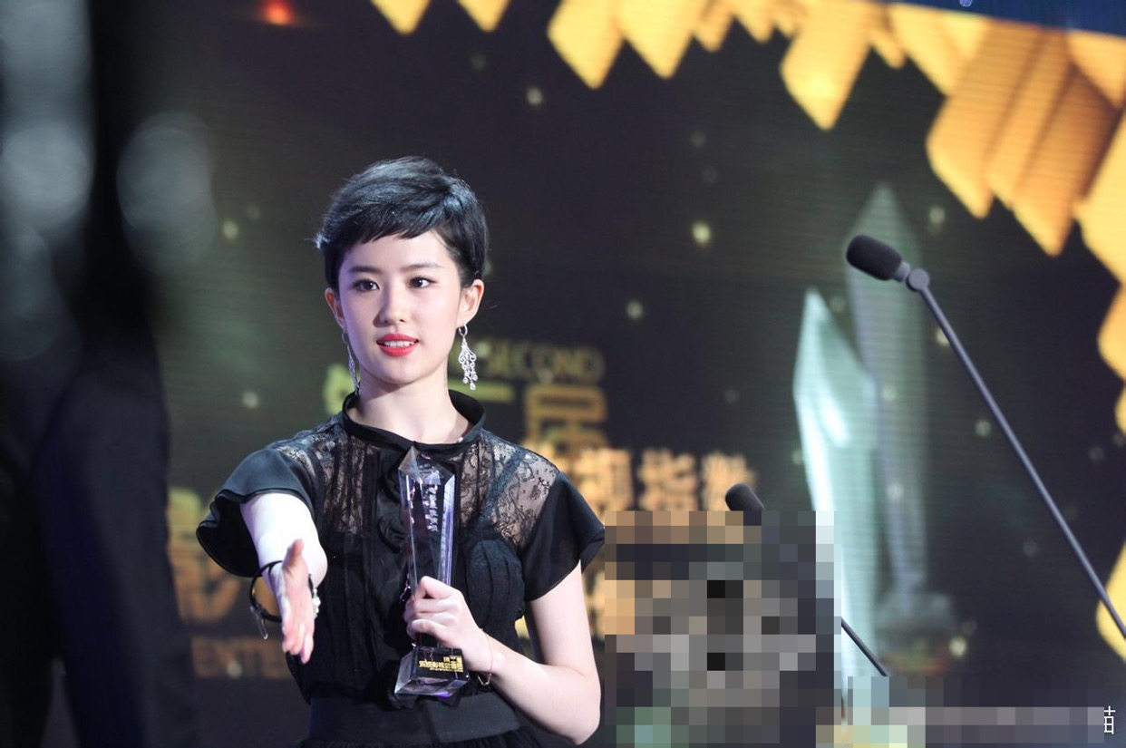 当刘亦菲留起短发，仙女的气质都不在了还是长发更适合她