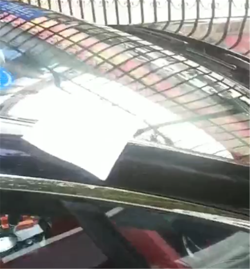 428万宾利违停,单单牌就值50万,4.7秒破百,车窗上一罚单很意外