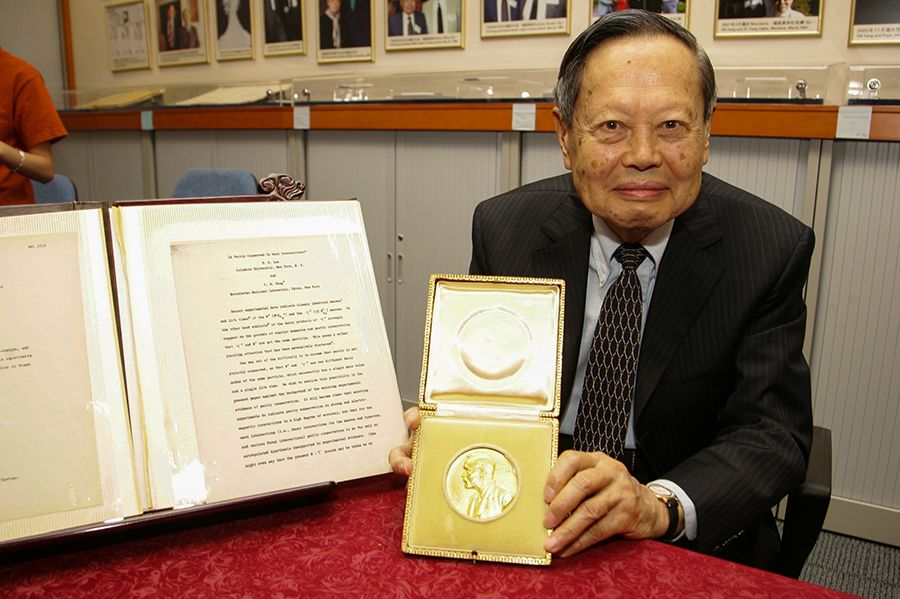 与霍金相比，杨振宁厉害在哪里？