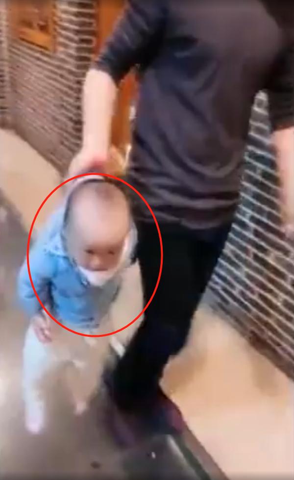 宝宝调皮总往外蹿,舅舅气地提溜着往回走,只是宝宝的反应好逗啊