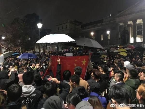 還有人舉起手機、iPad,將屏幕換成國旗的圖片。