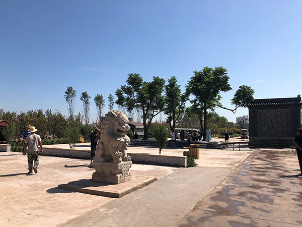 景区出口焕然一新。整改前游客需经过狭长的商业街才可出园,商业街已被拆除。