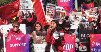 一名女生带领人群练习口号“撑警队,惩暴徒” 截图自悉大小吴同学视频