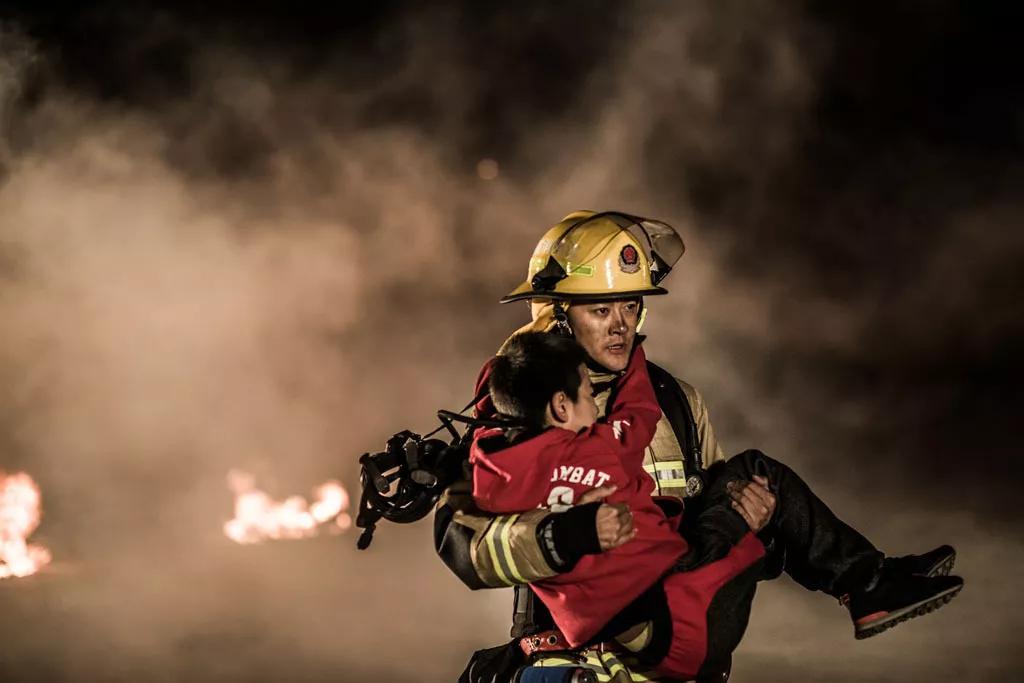 烈火英雄 | 对话印小天：小人物魏雷和他的“人生高光时刻”