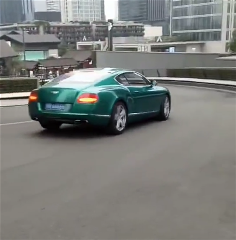 530万宾利现四川,全车“曼巴绿”,4.5秒破百,还挂200万车牌