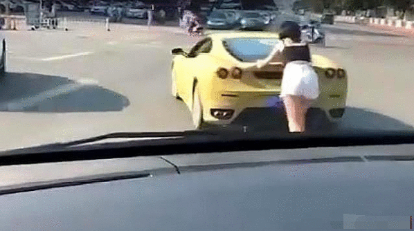 一个美女推车, 男子坐在车内, 网友: 恐怕是法拉利给的力量