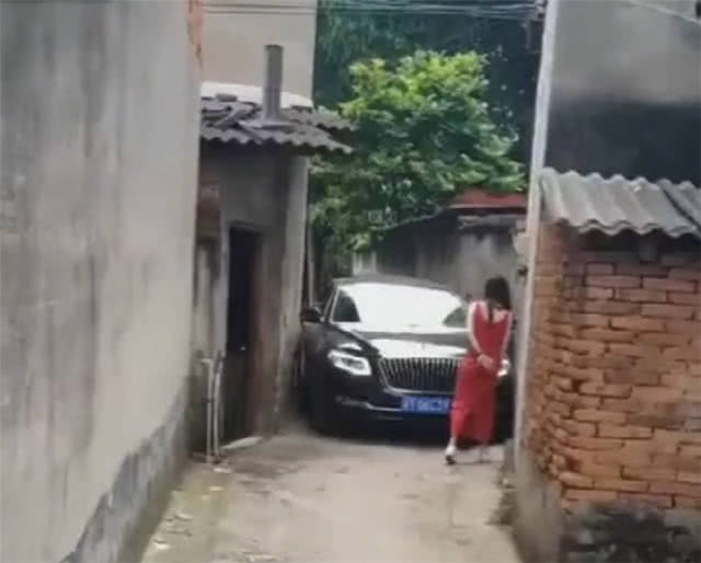 90后美女为面子买红旗H7,开回农村就后悔,让人看笑话了