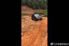 不愧为国产神车！哈弗H9的越野真不是盖的！后面V8的标亮了！