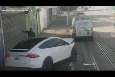 美国一辆特斯拉 Model X 失控（电门被卡）撞向一辆丰田皮卡
