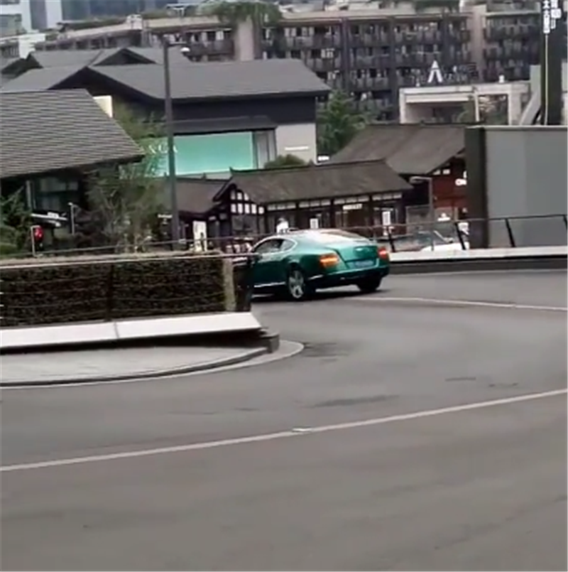 530万宾利现四川,全车“曼巴绿”,4.5秒破百,还挂200万车牌