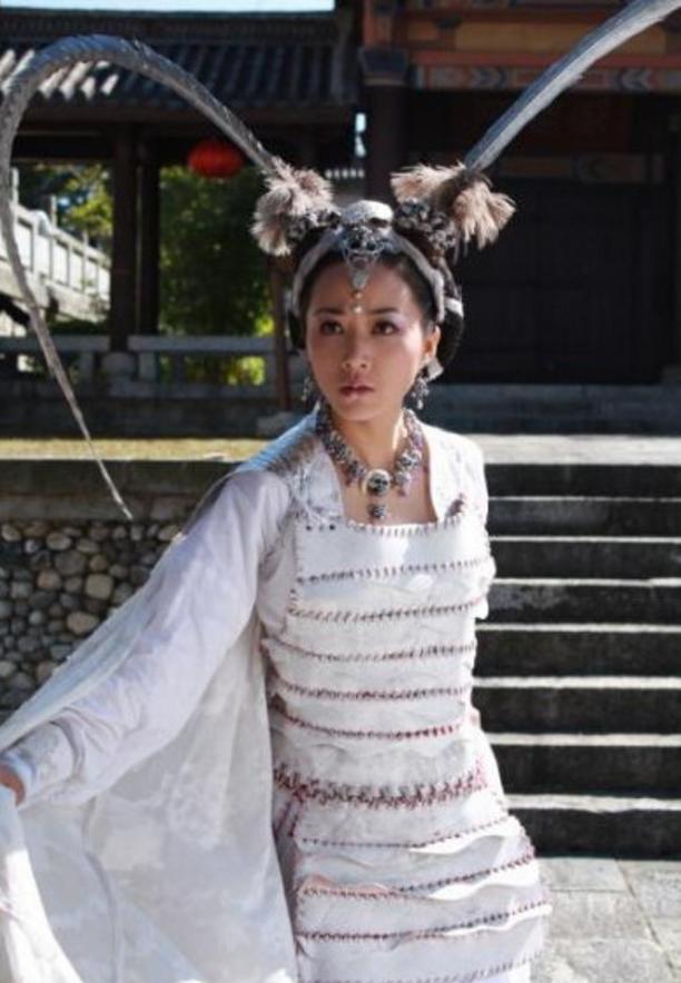 古装剧中让人哭笑不得的搞笑头饰：关晓彤缝纫机，她戴一颗树