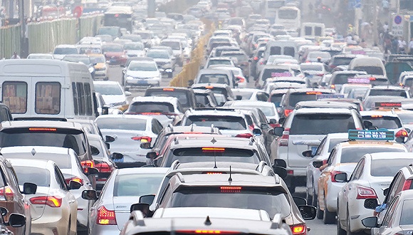 新能源汽车产业链分化明显，相关企业营收受波及