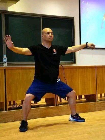 王战军父亲过大寿获数十人叩拜，团队：他是太极拳宗师