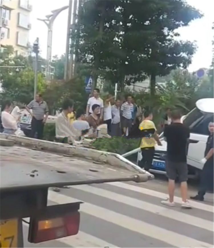 170万路虎揽胜连撞两台车后停下,看到车损那一刻,才知其质量