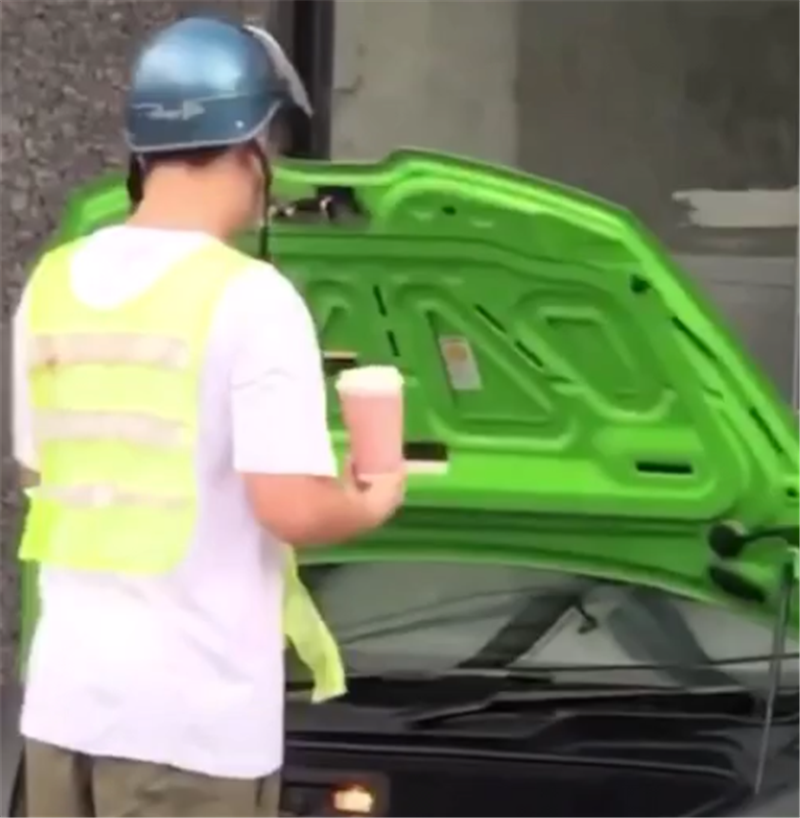 年轻人羡慕的生活:出门穿拖鞋,穿搭很便宜,座驾却是兰博基尼