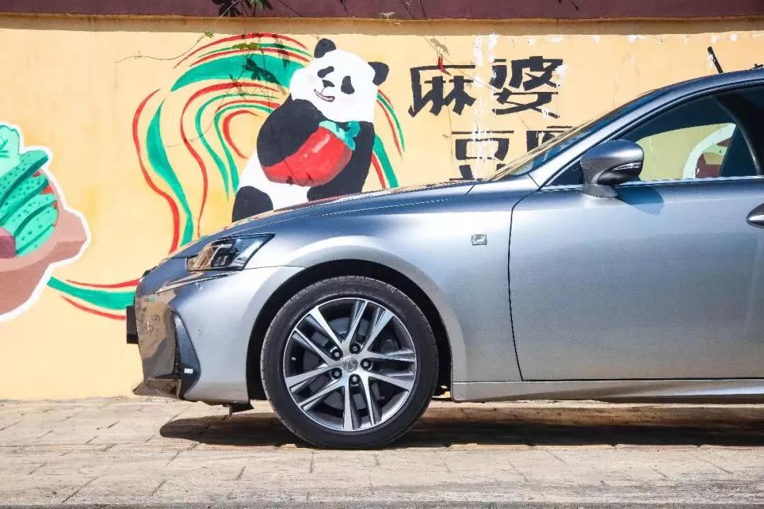 试驾|上市6年依然能打,是什么让雷克萨斯IS300“青春永驻”?