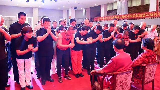 王战军父亲过大寿获数十人叩拜，团队：他是太极拳宗师