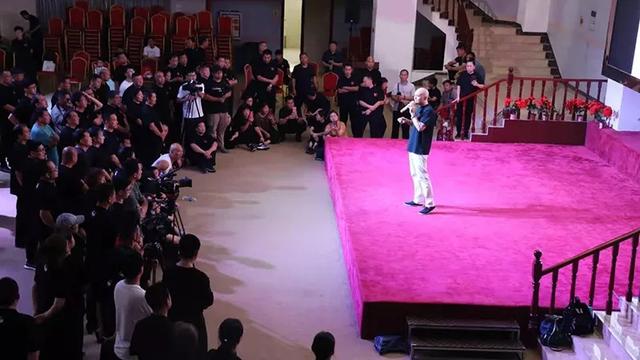 王战军父亲过大寿获数十人叩拜，团队：他是太极拳宗师