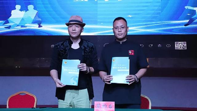 王战军父亲过大寿获数十人叩拜，团队：他是太极拳宗师