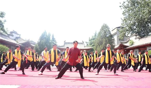 王战军父亲过大寿获数十人叩拜，团队：他是太极拳宗师