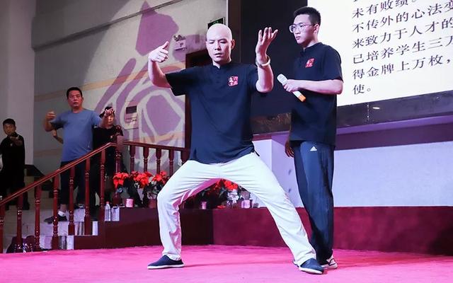 王战军父亲过大寿获数十人叩拜，团队：他是太极拳宗师