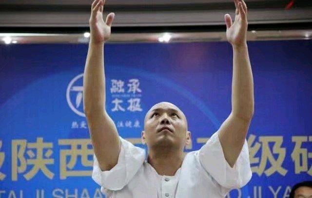 王战军父亲过大寿获数十人叩拜，团队：他是太极拳宗师