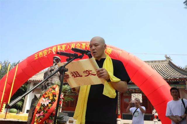王战军父亲过大寿获数十人叩拜，团队：他是太极拳宗师