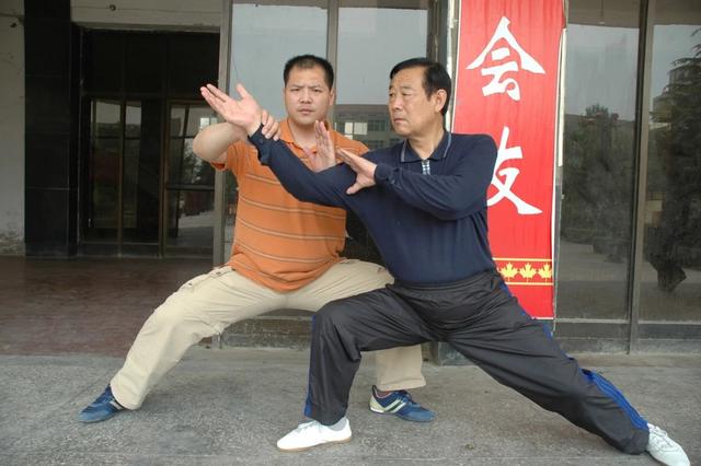 王战军父亲过大寿获数十人叩拜，团队：他是太极拳宗师