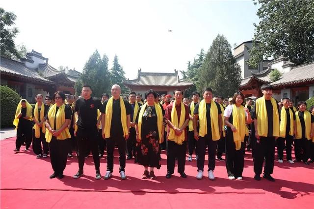 王战军父亲过大寿获数十人叩拜，团队：他是太极拳宗师