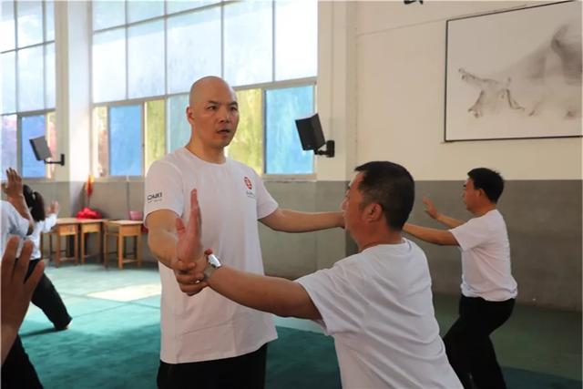 王战军父亲过大寿获数十人叩拜，团队：他是太极拳宗师