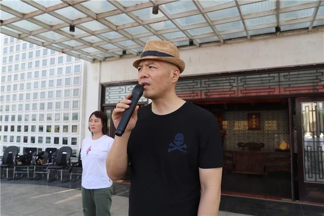 王战军父亲过大寿获数十人叩拜，团队：他是太极拳宗师
