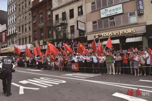 反对港独、支持一国两制的队伍声势浩大。(来源:纽约《侨报》尹英姿 摄)