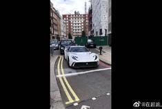 法拉利限量超跑上街，这动人的声浪让路人没法忽视它的存在。