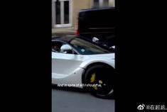 法拉利超跑霸气上街，这酷炫的外型让我欲罢不能。