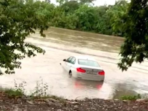 印度少年将父母赠送宝马推下河！原因竟然是因为这个？