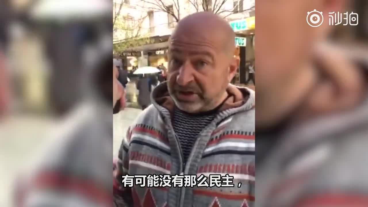 澳洲一老外怒怼“港独” 对方无奈抢走话筒